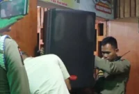 Petugas Satpol PP Padang menyita peralatan sound system kafe untuk proses pemeriksaan lebih lanjut. (Foto: Humas Satpol PP Padang)