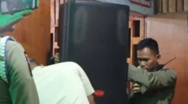 Petugas Satpol PP Padang menyita peralatan sound system kafe untuk proses pemeriksaan lebih lanjut. (Foto: Humas Satpol PP Padang)