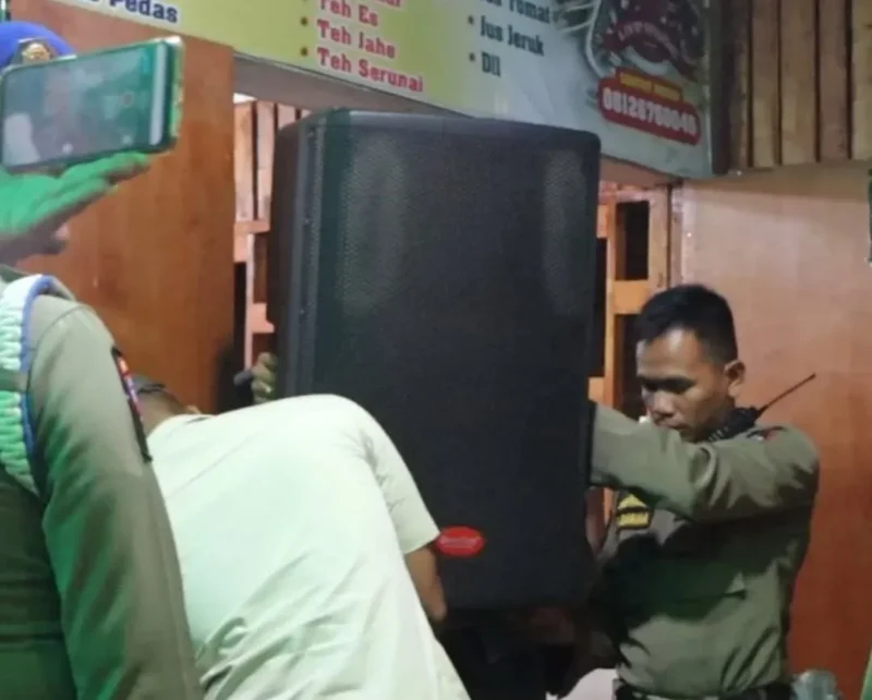 Petugas Satpol PP Padang menyita peralatan sound system kafe untuk proses pemeriksaan lebih lanjut. (Foto: Humas Satpol PP Padang)
