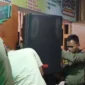 Petugas Satpol PP Padang menyita peralatan sound system kafe untuk proses pemeriksaan lebih lanjut. (Foto: Humas Satpol PP Padang)