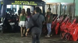 Satpol PP Padang mengamankan sejumlah wanita untuk didata dan diproses di Mako Satpol PP Padang. (Foto: Humas Satpol PP Padang)