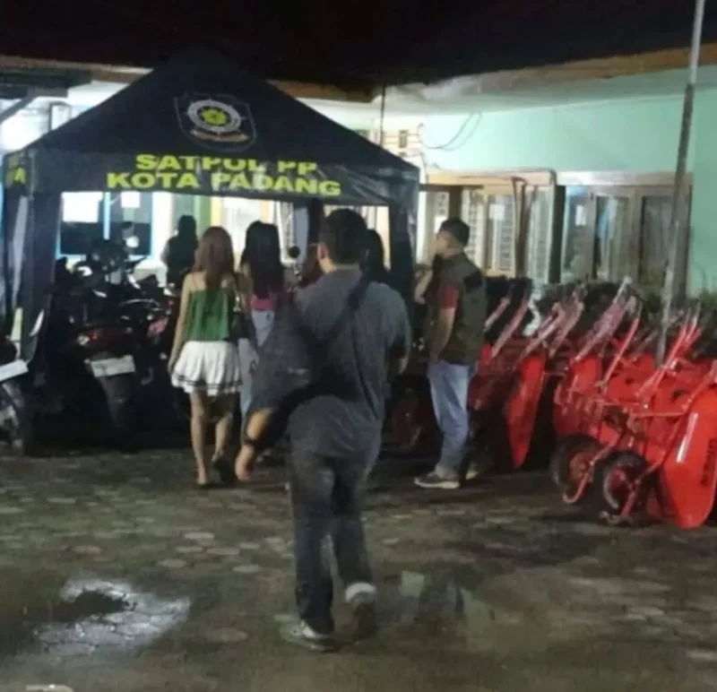 Satpol PP Padang mengamankan sejumlah wanita untuk didata dan diproses di Mako Satpol PP Padang. (Foto: Humas Satpol PP Padang)