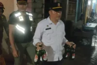 Satpol PP Padang mengamankan minuman beralkohol sebagai barang bukti. (Foto: Humas Satpol PP Padang)