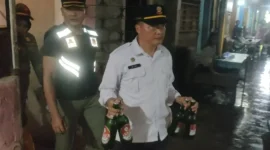 Satpol PP Padang mengamankan minuman beralkohol sebagai barang bukti. (Foto: Humas Satpol PP Padang)