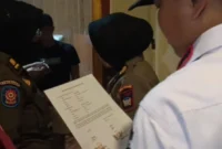 Satpol PP Padang menertibkan rumah kos yang diduga melanggar norma dan mengganggu ketenteraman lingkungan sekitar di kawasan Ulak Karang, Rabu (24/12/2025). (Foto: Humas Satpol PP Padang)