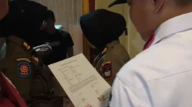 Satpol PP Padang menertibkan rumah kos yang diduga melanggar norma dan mengganggu ketenteraman lingkungan sekitar di kawasan Ulak Karang, Rabu (24/12/2025). (Foto: Humas Satpol PP Padang)
