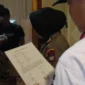 Satpol PP Padang menertibkan rumah kos yang diduga melanggar norma dan mengganggu ketenteraman lingkungan sekitar di kawasan Ulak Karang, Rabu (24/12/2025). (Foto: Humas Satpol PP Padang)