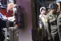 Petugas Satpol PP Padang menertibkan warung kopi yang menjual minuman beralkohol tanpa izin. (Foto: Humas Satpol PP Padang)