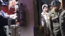 Petugas Satpol PP Padang menertibkan warung kopi yang menjual minuman beralkohol tanpa izin. (Foto: Humas Satpol PP Padang)