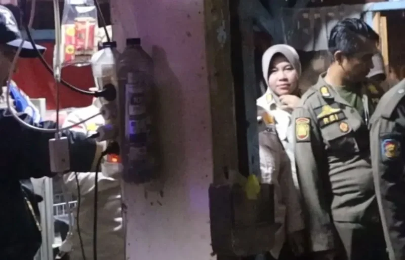 Petugas Satpol PP Padang menertibkan warung kopi yang menjual minuman beralkohol tanpa izin. (Foto: Humas Satpol PP Padang)