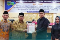 Pemko Padang Panjang bersama DPRD resmi mengesahkan APBD 2026 dalam rapat paripurna DPRD, Rabu (24/12/2025) malam. (Foto: Kominfo Padang Panjang) 