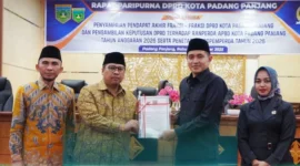 Pemko Padang Panjang bersama DPRD resmi mengesahkan APBD 2026 dalam rapat paripurna DPRD, Rabu (24/12/2025) malam. (Foto: Kominfo Padang Panjang) 