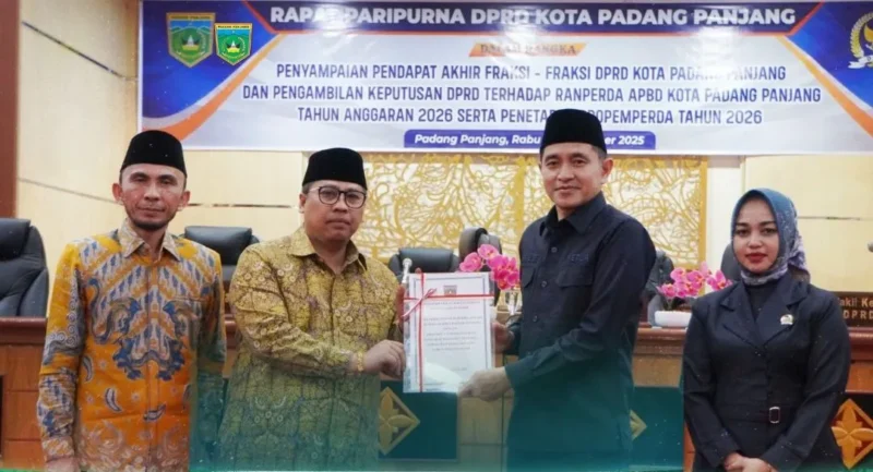Pemko Padang Panjang bersama DPRD resmi mengesahkan APBD 2026 dalam rapat paripurna DPRD, Rabu (24/12/2025) malam. (Foto: Kominfo Padang Panjang) 