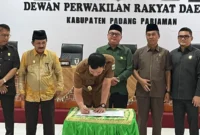 DPRD Padang Pariaman menyetujui dua Ranperda Tahun 2025 untuk ditetapkan menjadi Perda dalam Rapat Paripurna, Selasa (30/12/2025). (Foto: Kominfo Padang Pariaman)