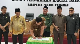 DPRD Padang Pariaman menyetujui dua Ranperda Tahun 2025 untuk ditetapkan menjadi Perda dalam Rapat Paripurna, Selasa (30/12/2025). (Foto: Kominfo Padang Pariaman)