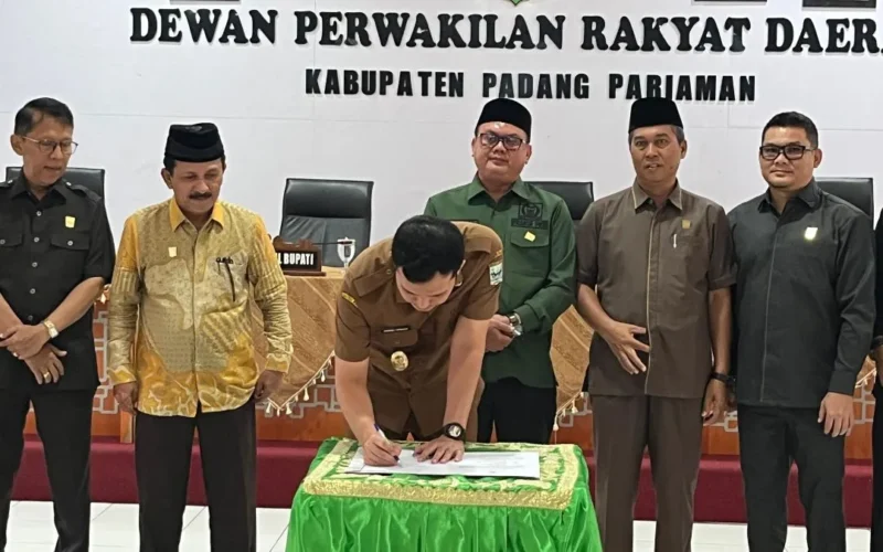 DPRD Padang Pariaman menyetujui dua Ranperda Tahun 2025 untuk ditetapkan menjadi Perda dalam Rapat Paripurna, Selasa (30/12/2025). (Foto: Kominfo Padang Pariaman)
