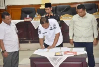 DPRD Kota Pariaman mengesahkan 5 Ranperda Kota Pariaman menjadi Perda melalui sidang paripurna, Rabu sore (24/12/2025). (Foto: Kominfo Pariaman)