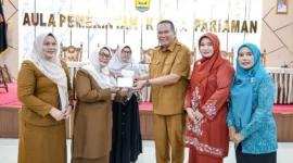 Wali Kota Pariaman Yota Balad saat penyerahan secara simbolis penggantian biaya transportasi kepada kader dasawisma di Aula Balai Kota Pariaman, Senin (15/12/2025). (Foto: Kominfo Pariaman)