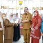 Wali Kota Pariaman Yota Balad saat penyerahan secara simbolis penggantian biaya transportasi kepada kader dasawisma di Aula Balai Kota Pariaman, Senin (15/12/2025). (Foto: Kominfo Pariaman)