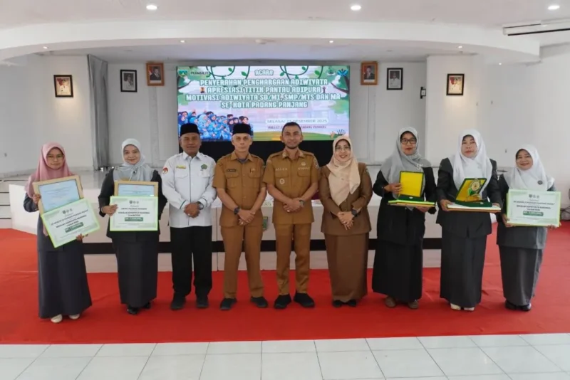 Lima sekolah di Kota Padang Panjang menerima penghargaan Adiwiyata tingkat kota dan nasional. (Foto: Kominfo Padang Panjang)