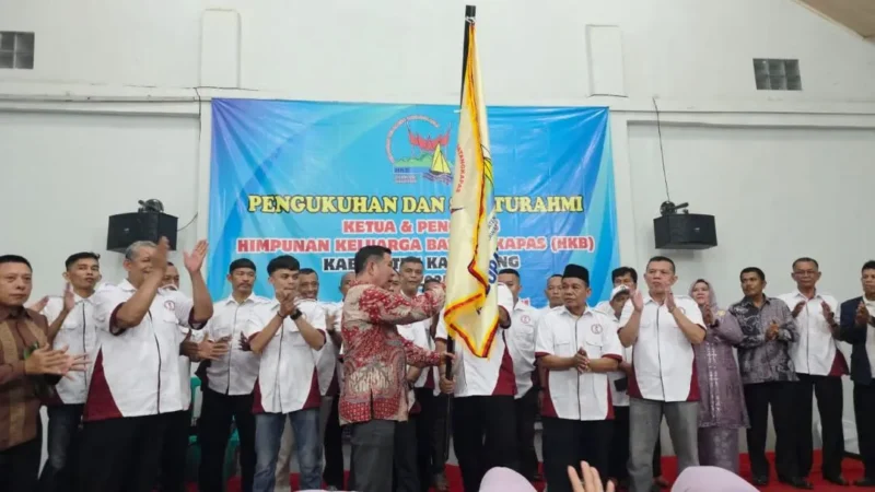 Sekjen DPP PKPS sekaligus Ketua Himpunan Keluarga Batang Kapas, Bakri Maulana, SE, MP, saat melakukan pelantikan. (Foto: Dok Bakri)