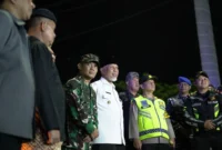 Gubernur Sumbar, Mahyeldi bersama jajaran Forkopimda melakukan peninjauan ke sejumlah gereja dan pos pengamanan Nataru di Kota Padang, Rabu malam (24/12/2025). (Foto: ADPSB)