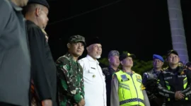 Gubernur Sumbar, Mahyeldi bersama jajaran Forkopimda melakukan peninjauan ke sejumlah gereja dan pos pengamanan Nataru di Kota Padang, Rabu malam (24/12/2025). (Foto: ADPSB)