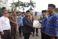 Wali Kota Padang Panjang Hendri Arnis secara simbolis menyerahkan SK PPPK di Halaman Balai Kota, Selasa (30/12/2025). (Foto: Kominfo Padang Panjang)