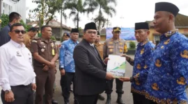 Wali Kota Padang Panjang Hendri Arnis secara simbolis menyerahkan SK PPPK di Halaman Balai Kota, Selasa (30/12/2025). (Foto: Kominfo Padang Panjang)