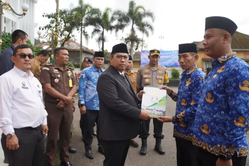 Wali Kota Padang Panjang Hendri Arnis secara simbolis menyerahkan SK PPPK di Halaman Balai Kota, Selasa (30/12/2025). (Foto: Kominfo Padang Panjang)
