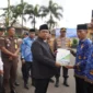 Wali Kota Padang Panjang Hendri Arnis secara simbolis menyerahkan SK PPPK di Halaman Balai Kota, Selasa (30/12/2025). (Foto: Kominfo Padang Panjang)