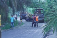 Pengaspalan Jalan Simpang Blok E Tiumang hampir rampung dan siap menunjang aktivitas ekonomi warga, Rabu (25/12/2025). (Foto: Pemkab Dharmasraya)