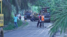 Pengaspalan Jalan Simpang Blok E Tiumang hampir rampung dan siap menunjang aktivitas ekonomi warga, Rabu (25/12/2025). (Foto: Pemkab Dharmasraya)