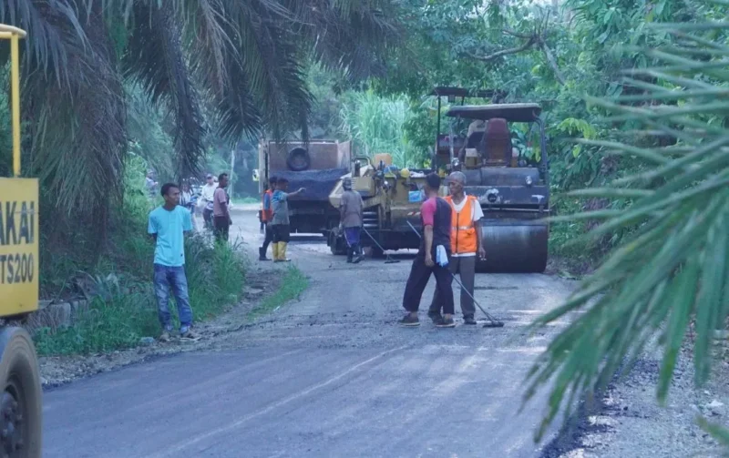 Pengaspalan Jalan Simpang Blok E Tiumang hampir rampung dan siap menunjang aktivitas ekonomi warga, Rabu (25/12/2025). (Foto: Pemkab Dharmasraya)