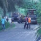 Pengaspalan Jalan Simpang Blok E Tiumang hampir rampung dan siap menunjang aktivitas ekonomi warga, Rabu (25/12/2025). (Foto: Pemkab Dharmasraya)