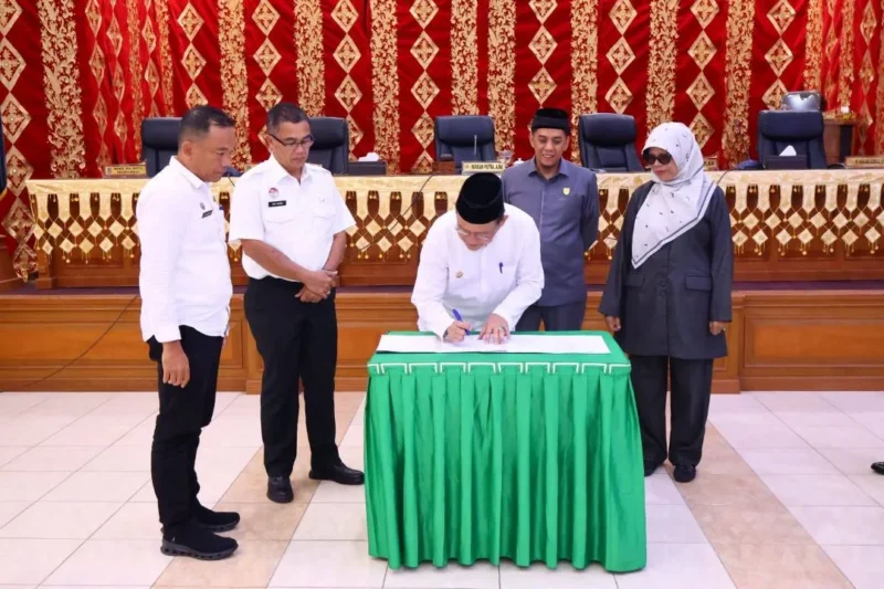 Pemko Payakumbuh dan DPRD menyepakati Ranperda Penanaman Modal menjadi Perda dalam Rapat Paripurna, Rabu (24/12/2025). (Foto: MC Payakumbuh)
