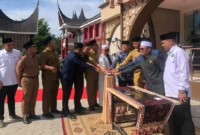 Gubernur Mahyeldi meresmikan gedung baru MUI Sumbar di kawasan Masjid Syekh Ahmad Khatib Al Minangkabawi, Padang, Senin (29/12/2025). (Foto: ADPSB)