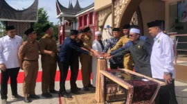 Gubernur Mahyeldi meresmikan gedung baru MUI Sumbar di kawasan Masjid Syekh Ahmad Khatib Al Minangkabawi, Padang, Senin (29/12/2025). (Foto: ADPSB)