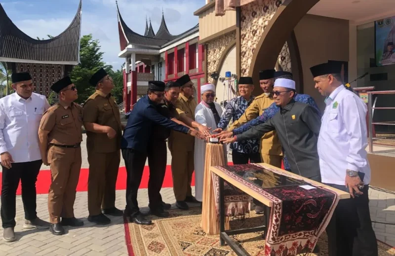 Gubernur Mahyeldi meresmikan gedung baru MUI Sumbar di kawasan Masjid Syekh Ahmad Khatib Al Minangkabawi, Padang, Senin (29/12/2025). (Foto: ADPSB)