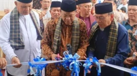 Wakil Wali Kota Padang, Maigus Nasir, meresmikan Masjid Abu Abdurrahman Padang di Jalan Tunggang, Perumahan Kubu Durian Indah Blok J1, Pasar Ambacang, Kecamatan Kuranji, Kamis (25/12/2025). (Foto: Prokopim Padang