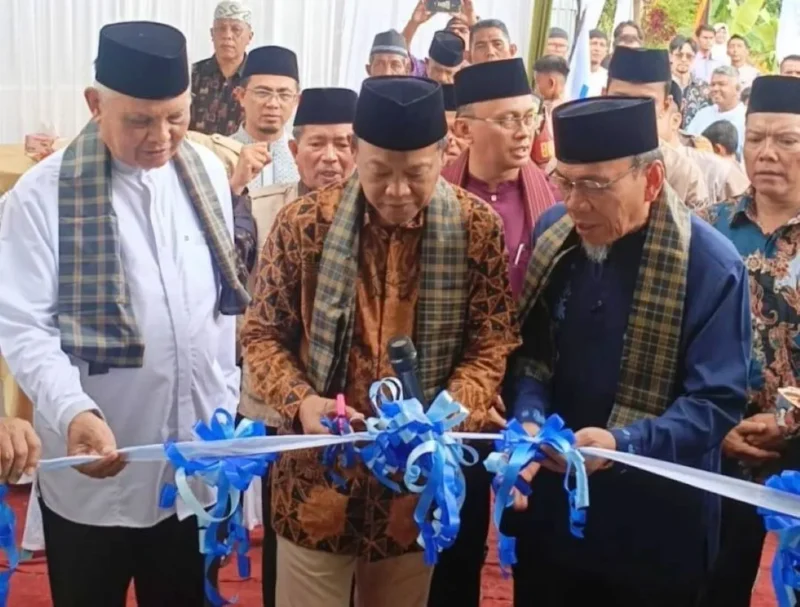 Wakil Wali Kota Padang, Maigus Nasir, meresmikan Masjid Abu Abdurrahman Padang di Jalan Tunggang, Perumahan Kubu Durian Indah Blok J1, Pasar Ambacang, Kecamatan Kuranji, Kamis (25/12/2025). (Foto: Prokopim Padang