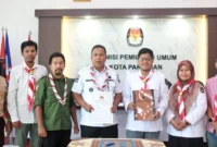 Penandatanganan Perjanjian Kerja Sama Pembentukan Saka Pramuka Rintisan Yogaswara di Kantor KPU Kota Pariaman, Rabu (24/12/2025). (Foto: Kominfo Pariaman)