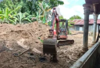 Praja Gautama IPDN Angkatan 29 menurunkan eskavator mini untuk mempercepat pengangkatan endapan lumpur di Gurun Laweh, Selasa (16/12/2025). (Foto: Diskominfo Padang)