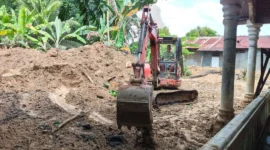 Praja Gautama IPDN Angkatan 29 menurunkan eskavator mini untuk mempercepat pengangkatan endapan lumpur di Gurun Laweh, Selasa (16/12/2025). (Foto: Diskominfo Padang)