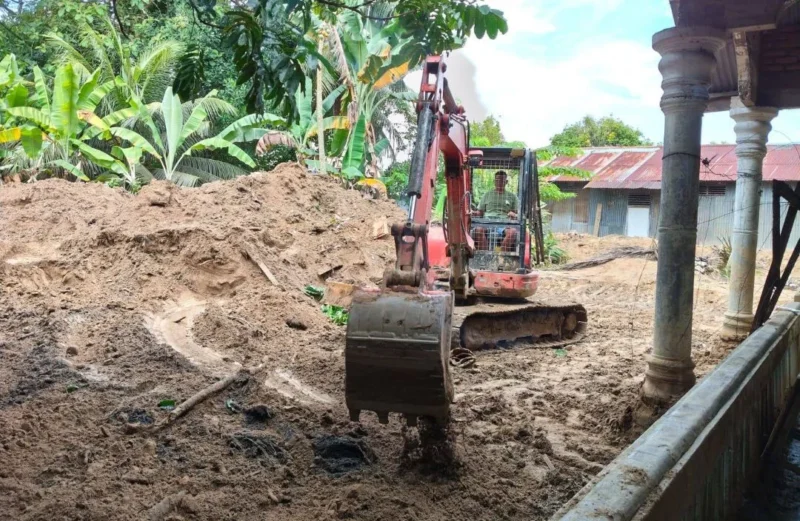 Praja Gautama IPDN Angkatan 29 menurunkan eskavator mini untuk mempercepat pengangkatan endapan lumpur di Gurun Laweh, Selasa (16/12/2025). (Foto: Diskominfo Padang)