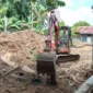 Praja Gautama IPDN Angkatan 29 menurunkan eskavator mini untuk mempercepat pengangkatan endapan lumpur di Gurun Laweh, Selasa (16/12/2025). (Foto: Diskominfo Padang)