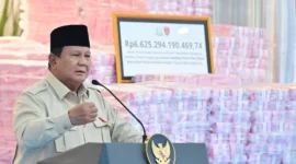 Presiden Prabowo Subianto menyampaikan sambutan pada acara penyerahan laporan capaian hasil Satgas PKH dan penyelamatan keuangan negara 2025 di Gedung Utama Kompleks Kejaksaan Agung RI, Jakarta, Rabu (24/122025). (Foto: BPMI Setpres)