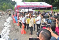 Presiden Prabowo Subianto meninjau langsung kondisi jalan nasional yang putus total akibat bencana hidrometeorologi di kawasan Lembah Anai, Kabupaten Tanah Datar, Kamis (18/12/2025). (Foto: ADPSB)