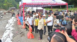 Presiden Prabowo Subianto meninjau langsung kondisi jalan nasional yang putus total akibat bencana hidrometeorologi di kawasan Lembah Anai, Kabupaten Tanah Datar, Kamis (18/12/2025). (Foto: ADPSB)
