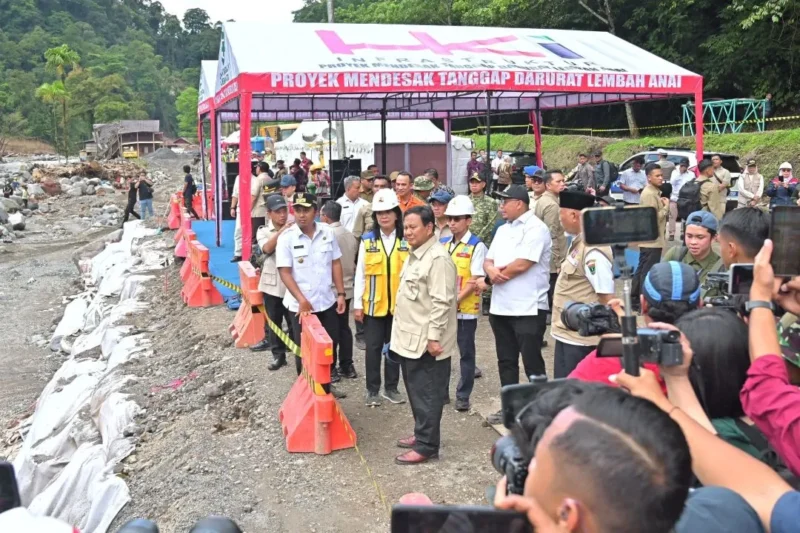 Presiden Prabowo Subianto meninjau langsung kondisi jalan nasional yang putus total akibat bencana hidrometeorologi di kawasan Lembah Anai, Kabupaten Tanah Datar, Kamis (18/12/2025). (Foto: ADPSB)